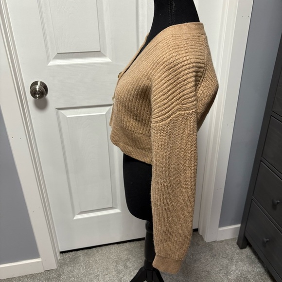 Aritzia - Babaton Sweater - Picture 2 of 7